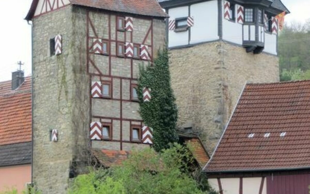 Roettingen Stadtmauer Alter Neuer Hundheimer Torturm Tauberansicht Roettingen Stadtmauer Alter Neuer Hundheimer Torturm Tauberansicht